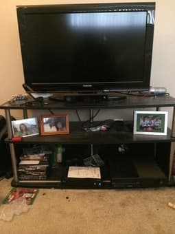 Toshiba 32" Television with free TV stand! available in 6 weeks 1
