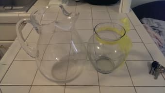 glassware container and vase 8$ 1