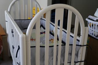Clean white baby bed with perfect condition $30 1