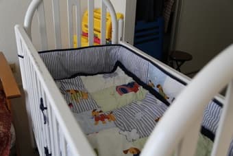 Clean white baby bed with perfect condition $30 2
