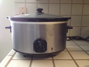 Large crock pot $10 1