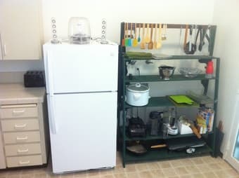 $907/m summer sublet , Renovated EV lowrise. Well outfitted kitchen. 2