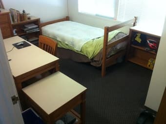 $907/m summer sublet , Renovated EV lowrise. Well outfitted kitchen. 3