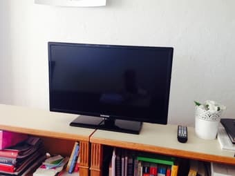 Samsung 26 inch TV - flat screen in perfect condition - $140 1