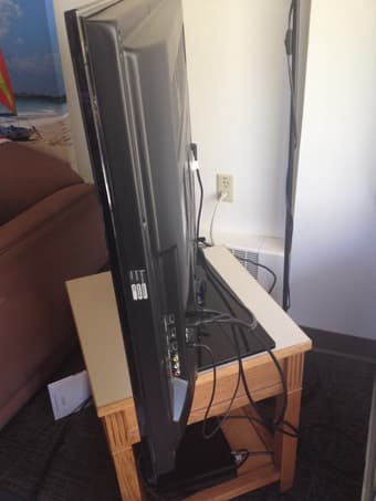 46" Samsung TV (2012 model - LN46D630M3FXZA) 2