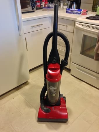 Dirt Devil Featherlite bagless upright vacuum - $30 1