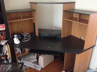 Corner desk, great condition, free 1