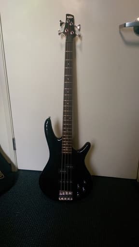 Ibanez GSR200 Bass + Headphone Amp + Bag 1