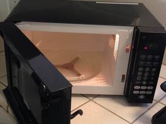 90% new microwave oven + 3 kitchen accessories = 40 USD 1