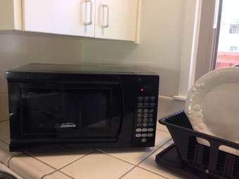 90% new microwave oven + coffee kettle+more = 40 USD 3