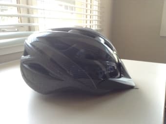 LESS THAN 2 MONTHS OF USE, BLUE CRUISER+HELMET+LIGHT SET & LOCKER. 3