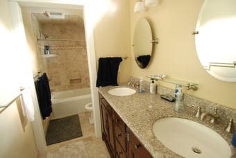 Master bedroom + private shower and walk in closet 2