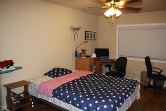 Room Availabe [18th August-1st September] with 500 dollars 1
