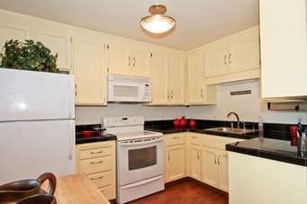 Master Bedroom Available in Cozy Townhome in Mountain View 3
