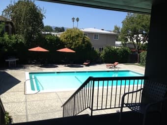 $1200/mo room available in 2br/1ba Redwood City apt with pool! 2