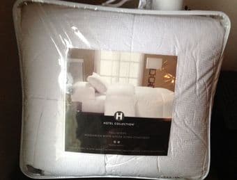 Hotel Collection Hungarian Goose feather down comforter Queen $200 obo 2