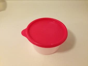Assorted tupperware with lids 2