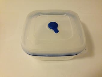 Assorted tupperware with lids 3