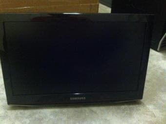Samsung TV 22" w/ Cord and Remote Control 1