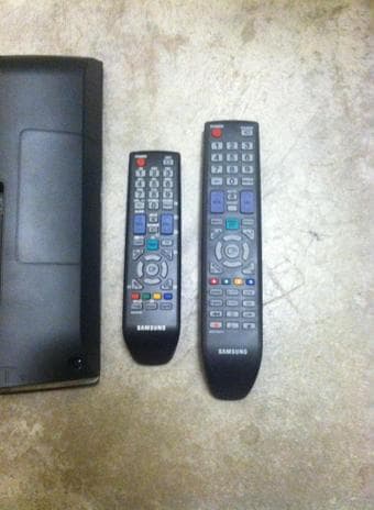 Samsung TV 22" w/ Cord and Remote Control 2