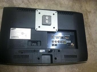 Samsung TV 22" w/ Cord and Remote Control 3