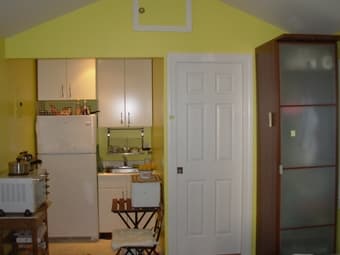 Cozy studio cottage in private setting $1600 2