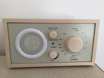 old fashioned portable fm/am radio with aux input 1