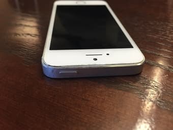Unlocked iPhone 5s - white -16GB - 400$ 3