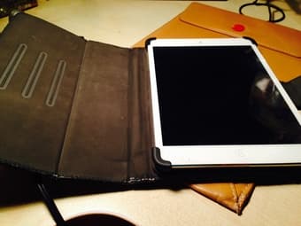iPad Mini in GREAT condition + belkin case + original charger - $460 2