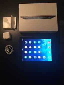 Ipad 3 Wifi 16GB + smart cover + stand $320 1
