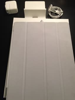 Ipad 3 Wifi 16GB + smart cover + stand $320 2