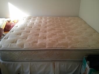 Perfect and superclean simmons king-size bed $150 (moving sale) 1