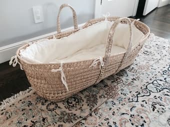 Picci Cortina Carry Moses Basket in Cream/White with Comforter and Pad 1
