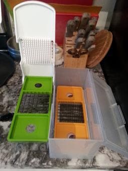 Like new fruit and vegetable hand food Chopper 1
