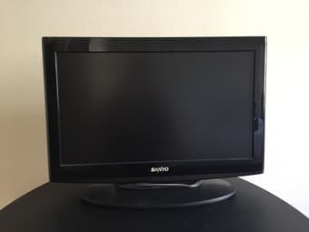 TV 26'' Sanyo + TV Stand + Free TV Antenna 1
