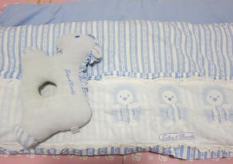 White pali baby crib with mattress and Sheet 2