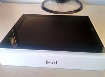 Ipad 3 + Bluetooth Keyboard (220$ OBO) 1