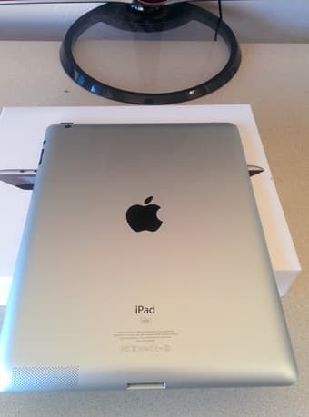 Ipad 3 + Bluetooth Keyboard (220$ OBO) 2