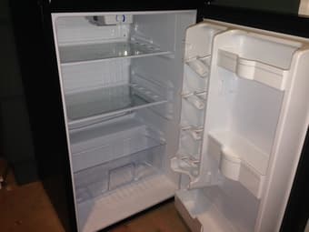 Small/medium dorm room/apartment Refrigerator in great condition! 2