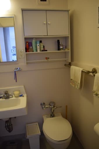 BATHROOM FURNITURE / WHITE WALL CABINET $15 2