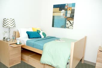 1BR/own BA, Kennedy EV $965/month Mid June-Early Sep, female roommate 1