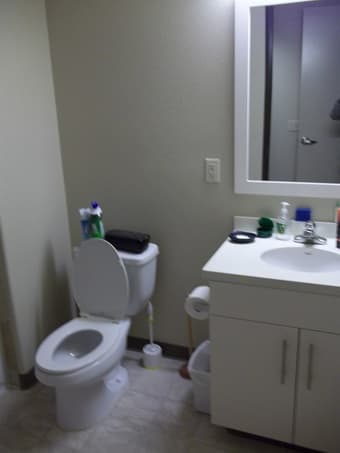 Munger Bedroom + Private Bath for Summer Sublet (males only) 3