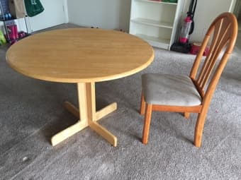 Table and chair $50 in total 1