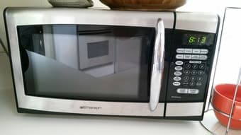 selling used Emerson microwave in excellent condition 1