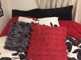 Selling decorative pillows! 1