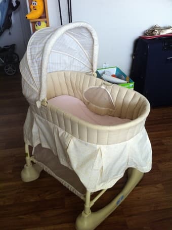 Baby Rocking Bassinet for sale-----$20 1