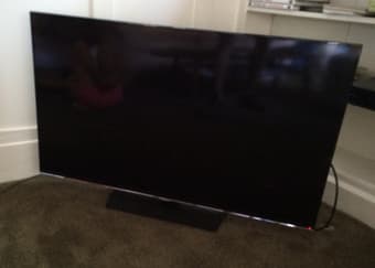 Samsung 46" flat-screen TV (+ remote) for sale 1