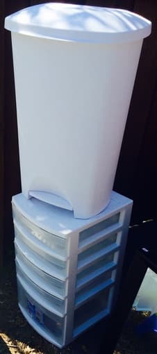 CLEAN garbage can and plastic drawer!! 1