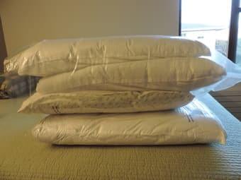 BRAND NEW - AIR MATTRESS INTEX + 4 pillows 2