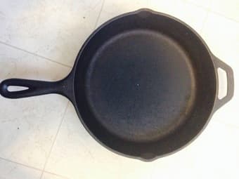Lots of pans and pots, less that $5 if you take the whole set 1